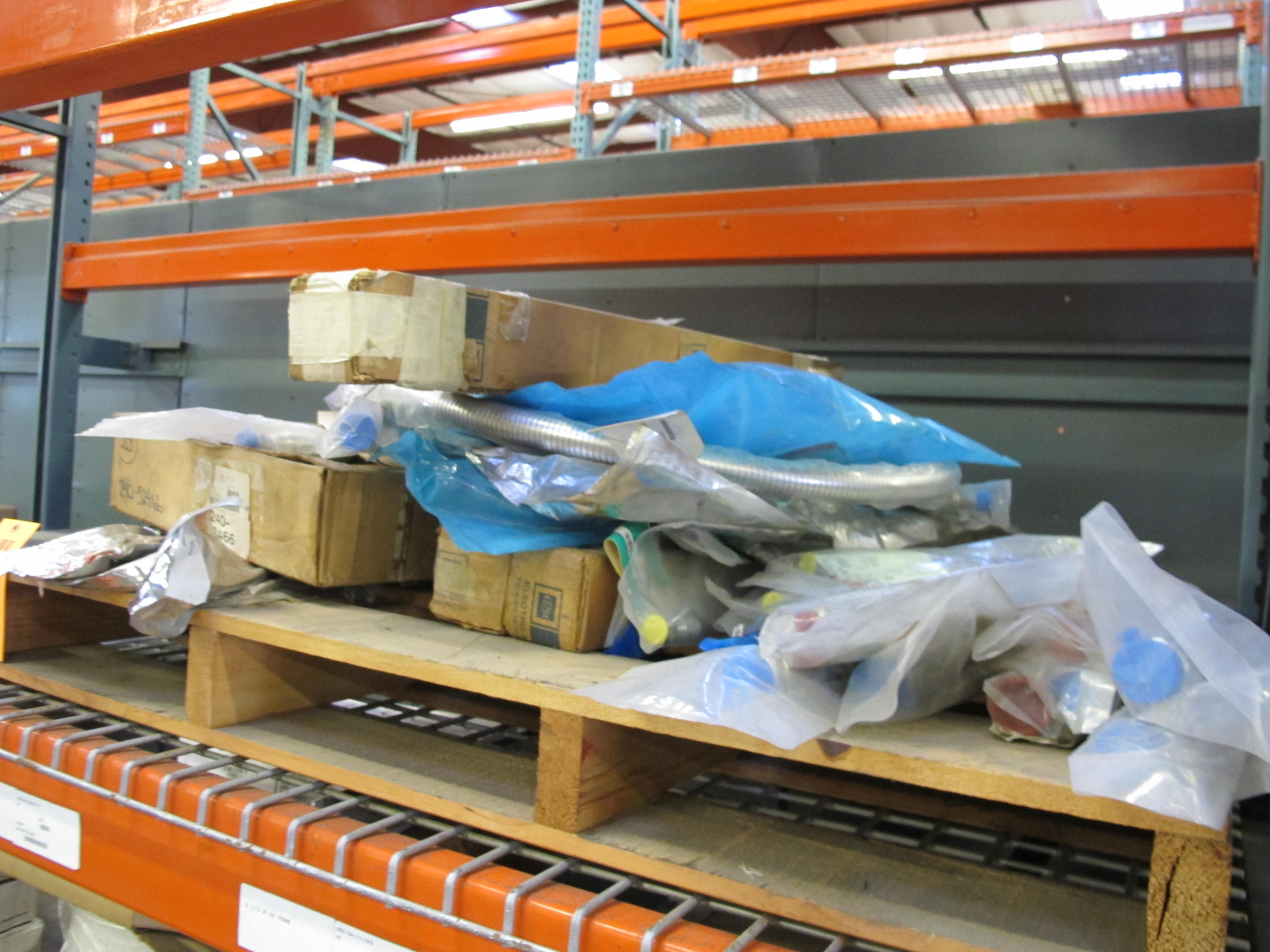 (1 PALLET) MISC. FLEXIBLE METAL HOSING OF VARYING SIZES, (1) LEAD, PIGTAIL TYPE. 96" LG, FLEXIBLE, FOR HYDROGEN STORAGE SYSTEM, ETC. LOADING & HANDLING FEE $15-4541